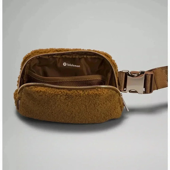 NWT! Lululemon Everywhere Fleece Belt Bag Burnt Caramel - Picture 4 of 14